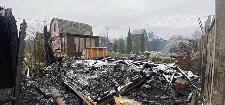 В Ярославском районе из-за неисправного дымохода возник пожар, в котором погиб мужчина