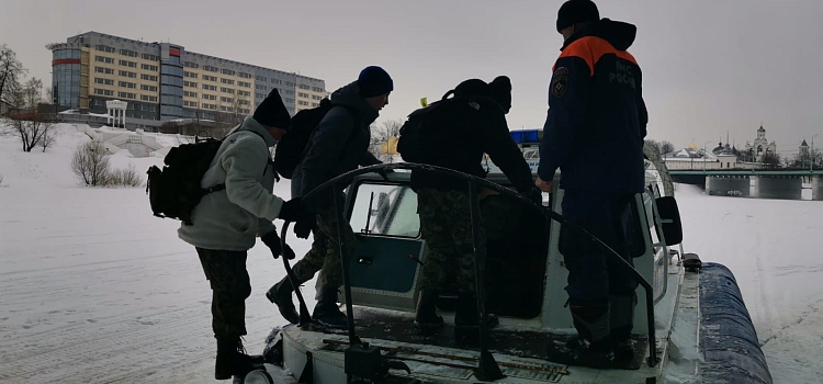 В Ярославле подростки ходили по тонкому льду — сотрудникам МЧС пришлось их остановить_265755
