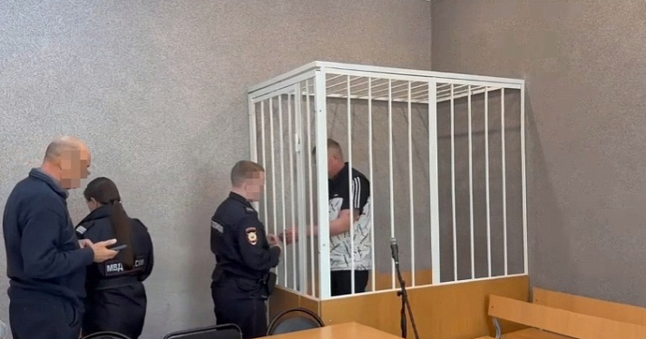 Ярославна пыталась отбить у полицейских мужа, задержанного в магазине с похищенной бутылкой коньяка