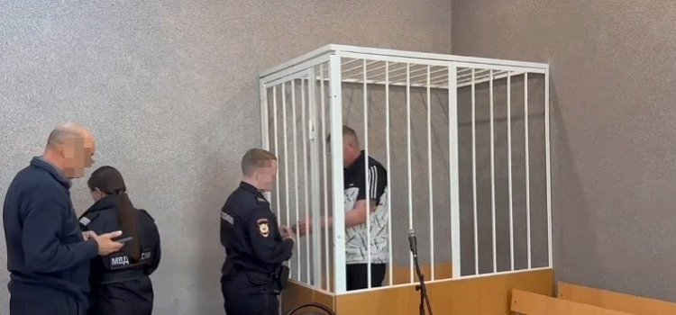 Ярославна пыталась отбить у полицейских мужа, задержанного в магазине с похищенной бутылкой коньяка