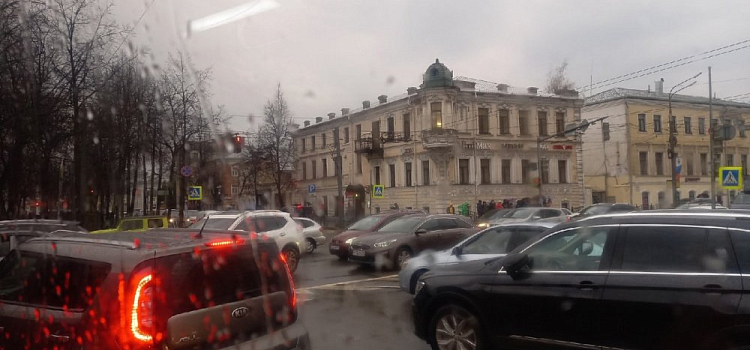 Ярославль сковали пробки: где уже не проехать