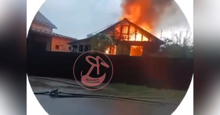 В Ярославской области из-за удара молнии сгорел частный дом