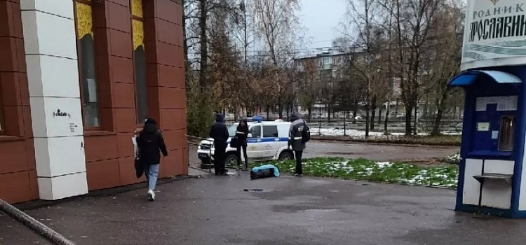 В Дзержинском районе Ярославля у входа в супермаркет внезапно скончался молодой мужчина