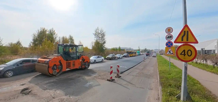 На границе Ярославля обновляют подъезд к популярному ТЦ
