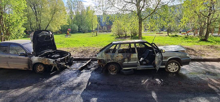 Ночью в Ярославле сгорели два автомобиля_239723