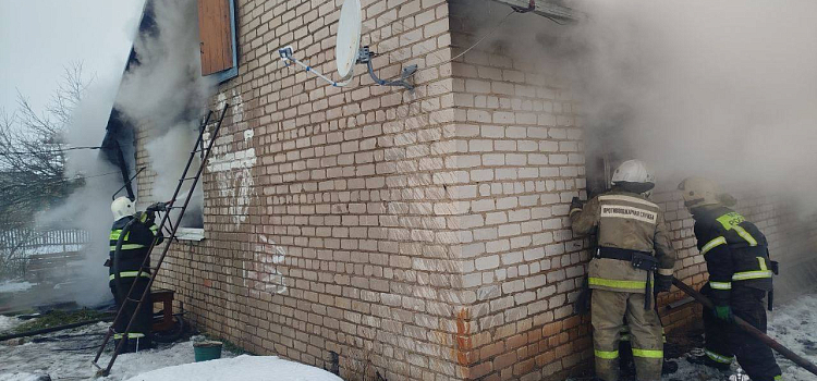 В Ярославской области при пожаре в загородном доме пострадал человек_287615