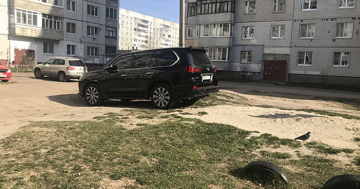 Получат «письма счастья»: в Ярославле во дворах прошел рейд по выявлению парковки в неположенных местах