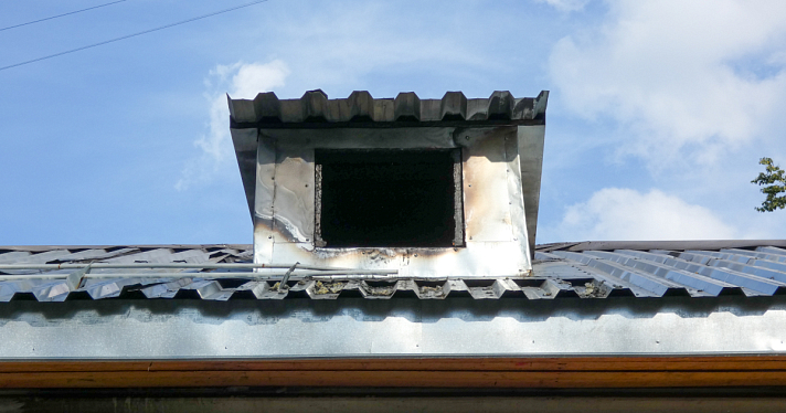 Нужен срочный ремонт: жители старого дома на Пятерке опасаются падения крыши после пожара_225083