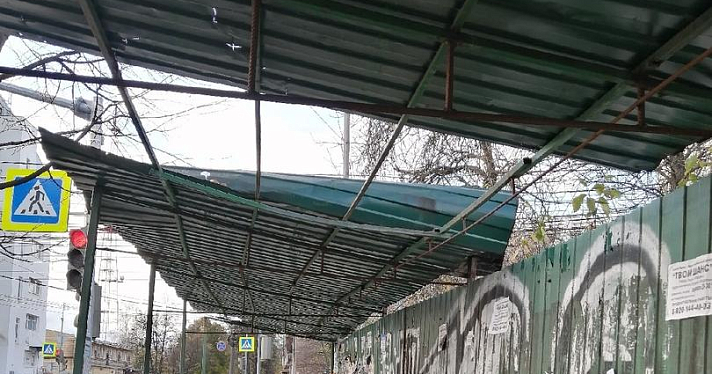 В центре Ярославля на ребенка упал кусок профнастила с крыши_168108