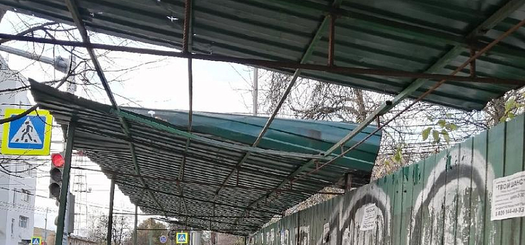 В центре Ярославля на ребенка упал кусок профнастила с крыши_168108