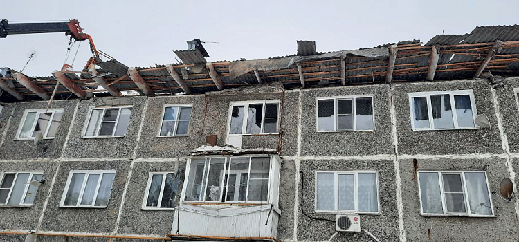 В Ярославской области под тяжестью снега массово рушатся крыши жилых домов_265365