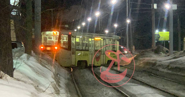 У моторного завода в Ярославле трамвай сошёл с рельсов