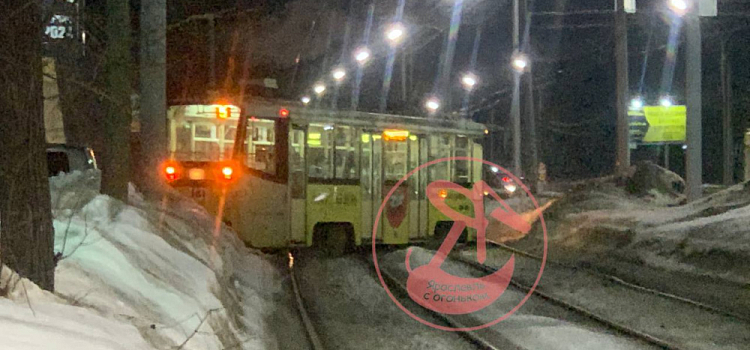 У моторного завода в Ярославле трамвай сошёл с рельсов