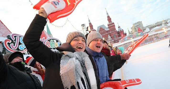 Дмитрий Миронов сыграл в хоккей на Красной площади с ветеранами «Локомотива»_172742