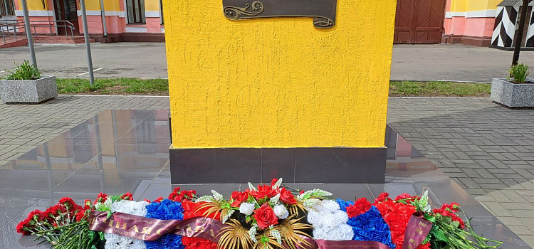 В Ярославле открыли памятник пожарной машине_271271