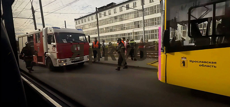 «Посыпались осколки»: в Ярославле автобус врезался в припаркованный грузовик у моторного завода_322991