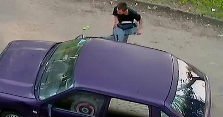 В Ярославле вандалы раскурочили легковой автомобиль (видео) 