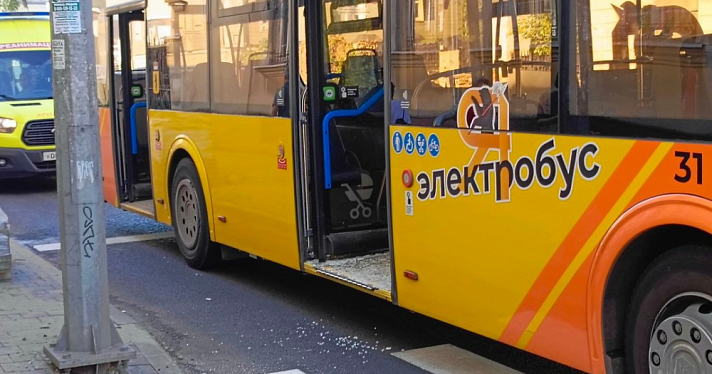 В ярославском электробусе разбилась стеклянная дверь