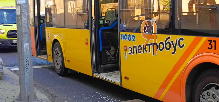 В ярославском электробусе разбилась стеклянная дверь