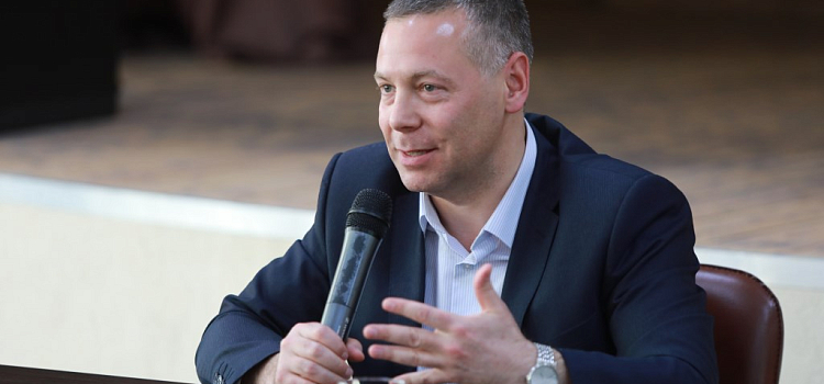 Михаил Евраев обсудил с работниками соцсферы меры поддержки отрасли_216321