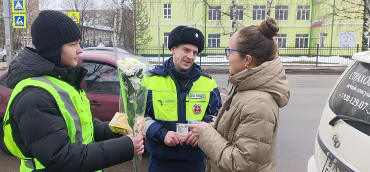 В центре Ярославля дам с 8 марта поздравлял известный российский актёр_293387