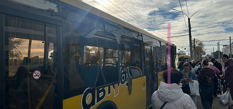 «Посыпались осколки»: в Ярославле автобус врезался в припаркованный грузовик у моторного завода_322988