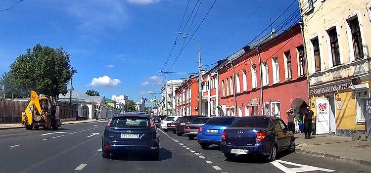 В Ярославле выделенную полосу для общественного транспорта заняли парковщики_218038