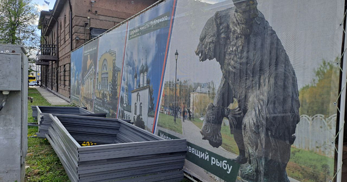 Возле здания Банка России в центре Ярославля восстановят чугунный забор
