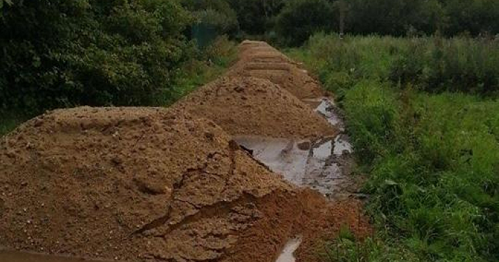 Выезд из деревни в Ярославской области заблокировали кучами песка, которыми решили выровнять дорогу_159920