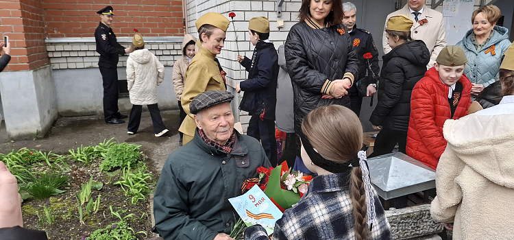 Ярославских ветеранов во дворах поздравляют «Фронтовые бригады» и школьники_296296