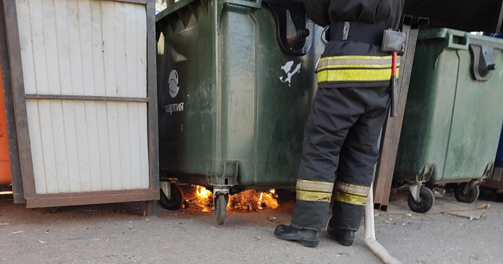 В Ярославле неизвестные устроили серию поджогов мусорных контейнеров