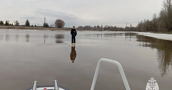 В Ярославле подростка едва не унесло на льдине