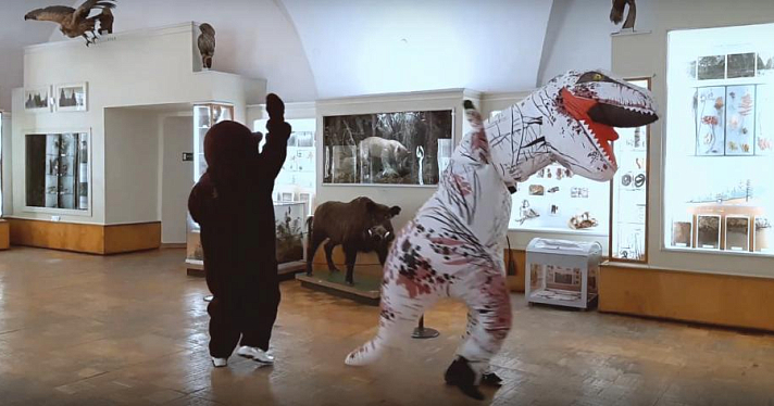Видео дня. Медведь и динозавр станцевали под «Uno» в опустевших из-за коронавируса залах Ярославского музея-заповедника
