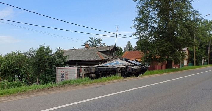 В Ярославской области фура протаранила избушку