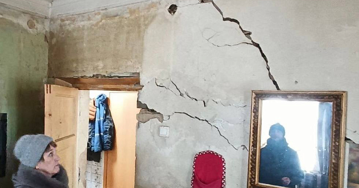Треснула несущая стена: в Ярославле экстренно обследуют жилой дом_259318