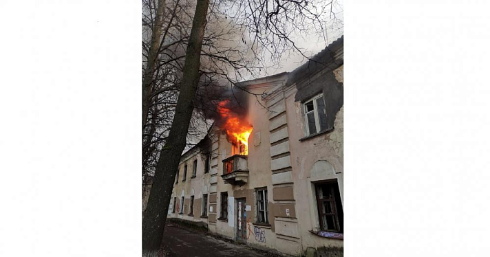 В Ярославле на улице Свердлова горел заброшенный дом 