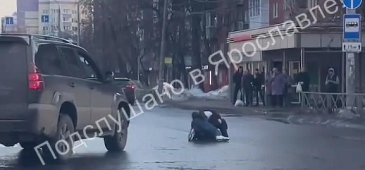 В центре Ярославля двое мужчин поборолись на проезжей части