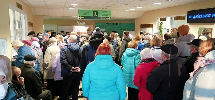 В ярославских поликлиниках образовались огромные очереди: комментарий Депздрава