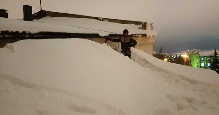 «По ночам расчищаем школы и детсады»: ярославец рассказал, как убирают снег с крыш в регионе_172280