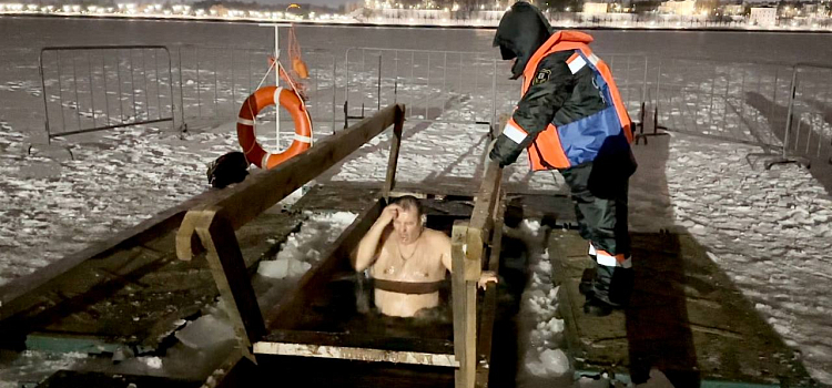 В купальнике в ледяную воду: как ярославцы окунались в крещенские проруби_231258