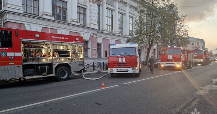 «Видели, как рухнули перекрытия»: при тушении пожара в центре Ярославля пострадали пожарные