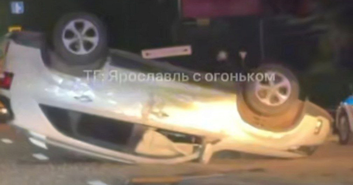 В ДТП во Фрунзенском районе Ярославля перевернулся автомобиль