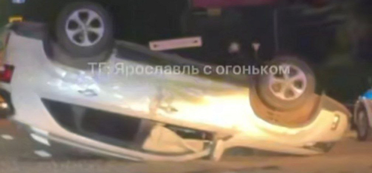 В ДТП во Фрунзенском районе Ярославля перевернулся автомобиль