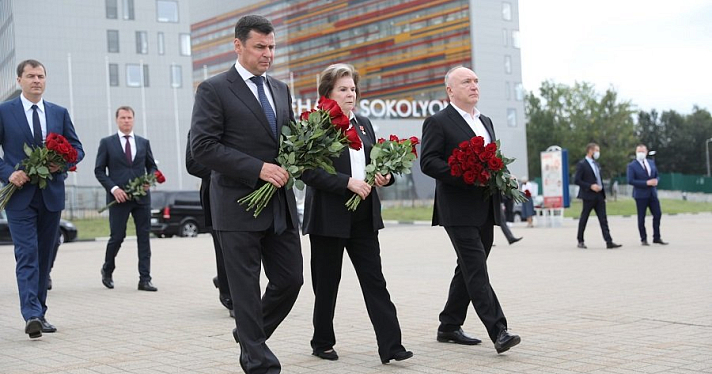 Дмитрий Миронов возложил цветы к могилам погибших игроков «Локомотива»_166402