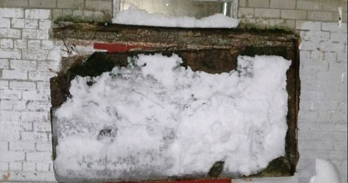 В Ярославле снежные глыбы пробили козырёк подъезда и смяли автомобиль
