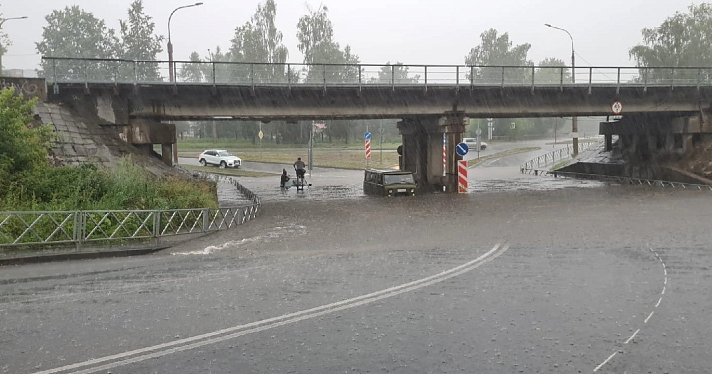 Ливень затопил рыбинские дороги и улицы_216516