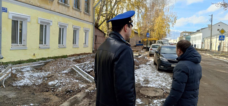 В Ростове во время ремонта дороги срезали объект культурного наследия_256377