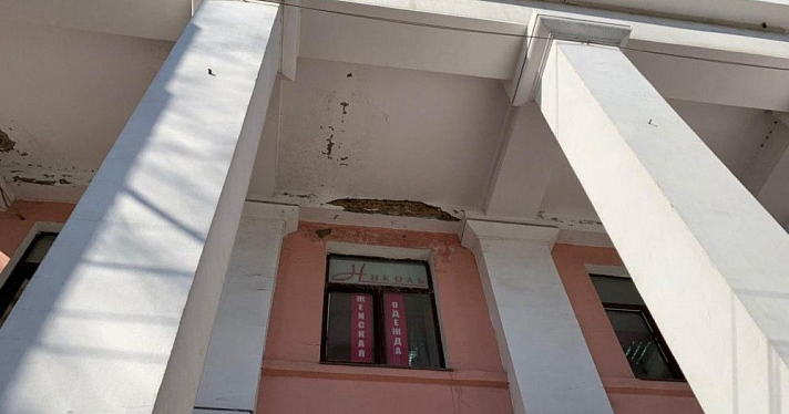 Фото дня. Над входом в бывшее здание гостиницы «Ярославль» осыпается штукатурка