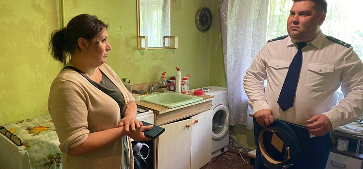 В Ярославле в коммуналке обрушился пол_275477