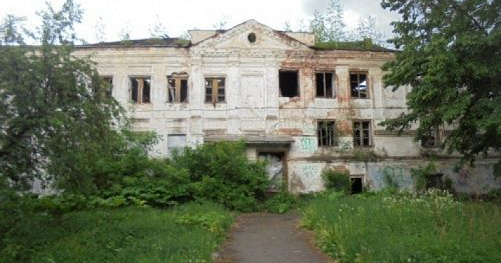 Разрушающееся здание бывшего костела в Ярославле могут отобрать у собственника